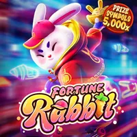 Bàn Blackjack với các lá bài và chip cược tại hong888